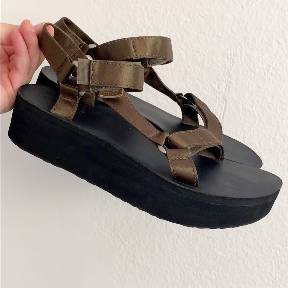 Tevas Flatform Universal Sandal in olive